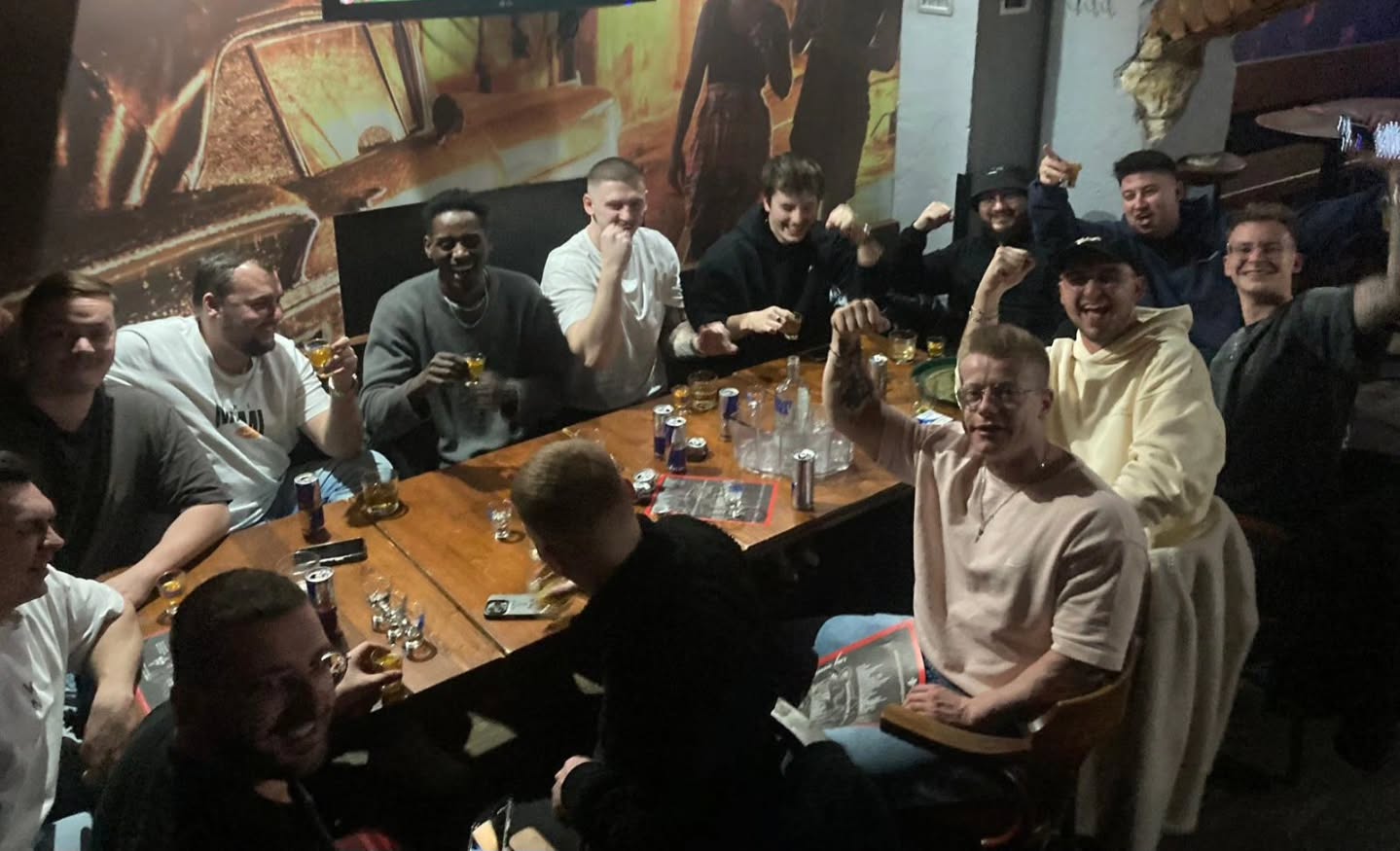 Instagram — Legenda říká, že u tohohle stolu se řešily ty nejdůležitější