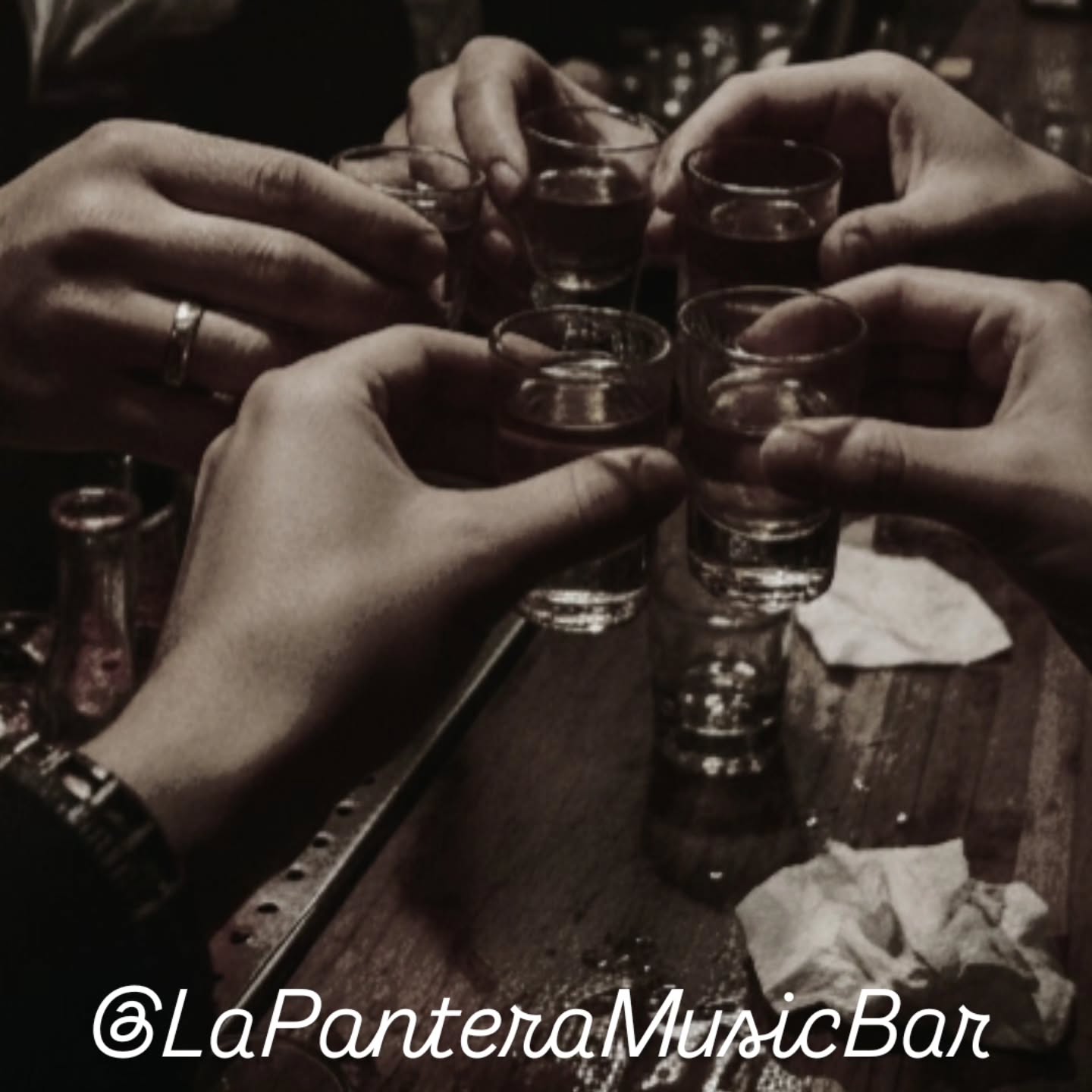 Instagram — Na zdraví! 🥃 Večer v @lapantera.musicbar stojí za to 🎯✨️ 

#